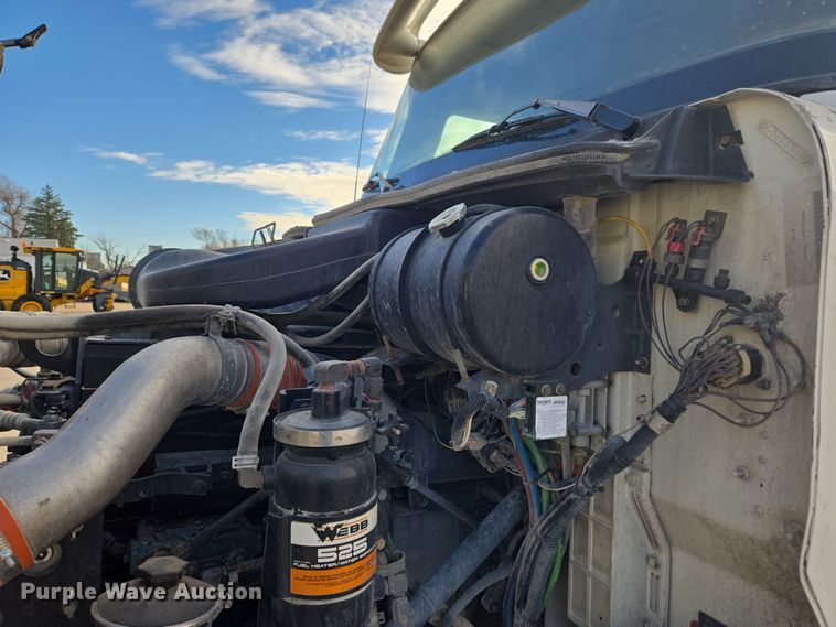 image for item DT7027 2001 International 9100i semi truck