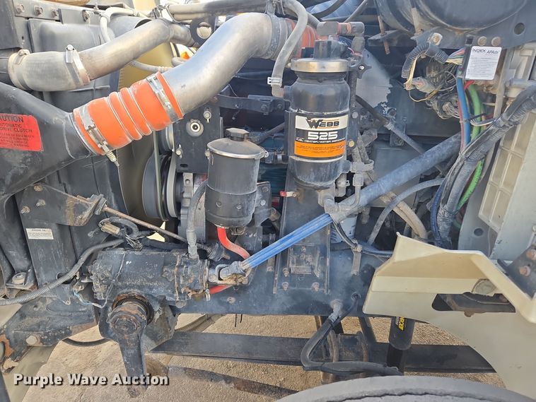 image for item DT7027 2001 International 9100i semi truck