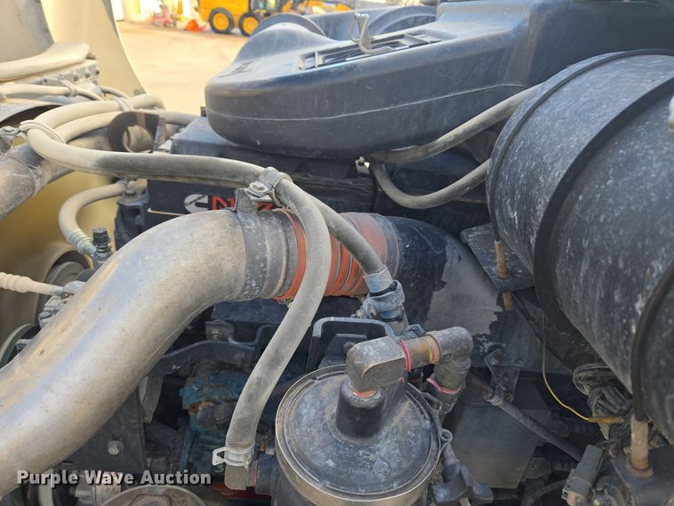 image for item DT7027 2001 International 9100i semi truck