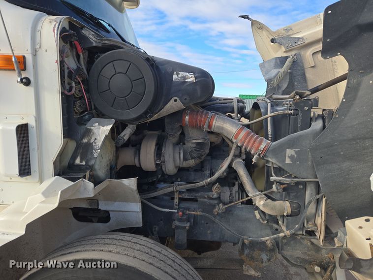 image for item DT7027 2001 International 9100i semi truck