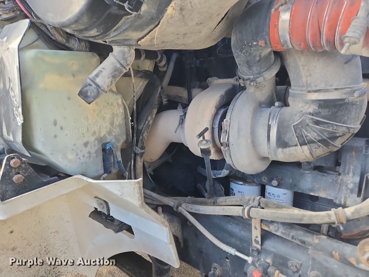 image for item DT7027 2001 International 9100i semi truck