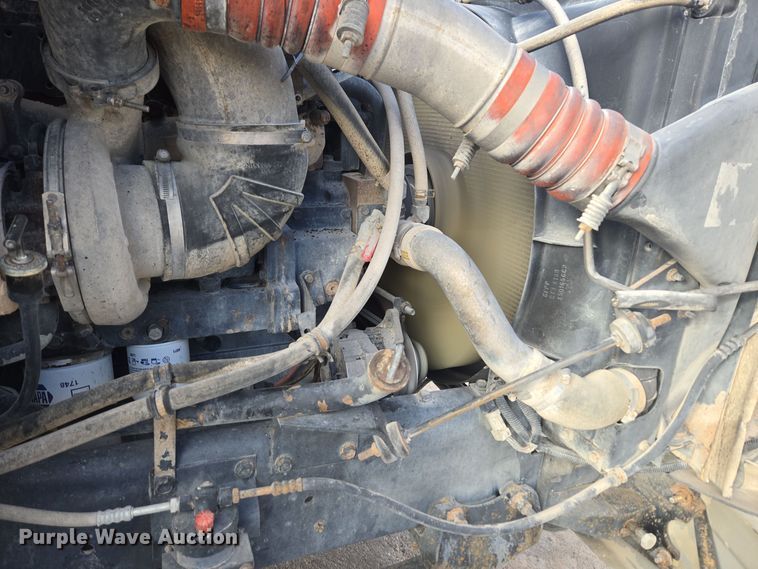 image for item DT7027 2001 International 9100i semi truck