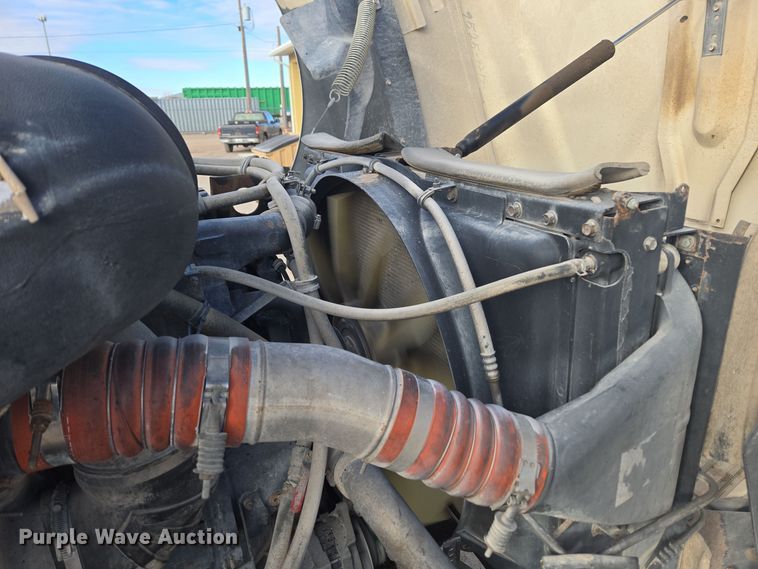 image for item DT7027 2001 International 9100i semi truck