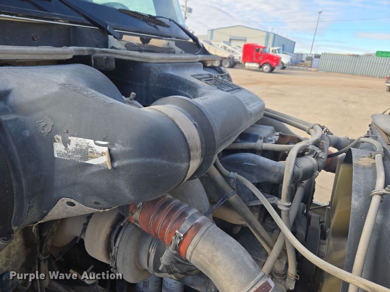 image for item DT7027 2001 International 9100i semi truck