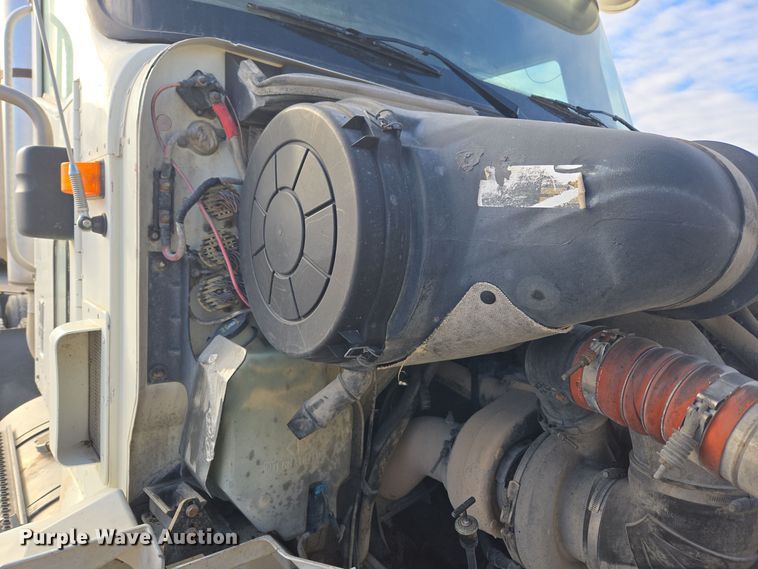 image for item DT7027 2001 International 9100i semi truck