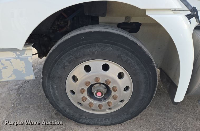 image for item DT7027 2001 International 9100i semi truck