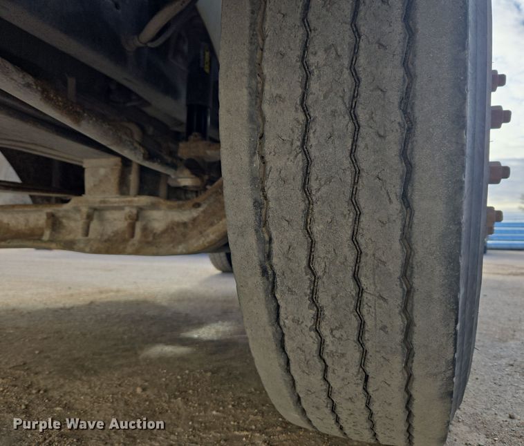 image for item DT7027 2001 International 9100i semi truck