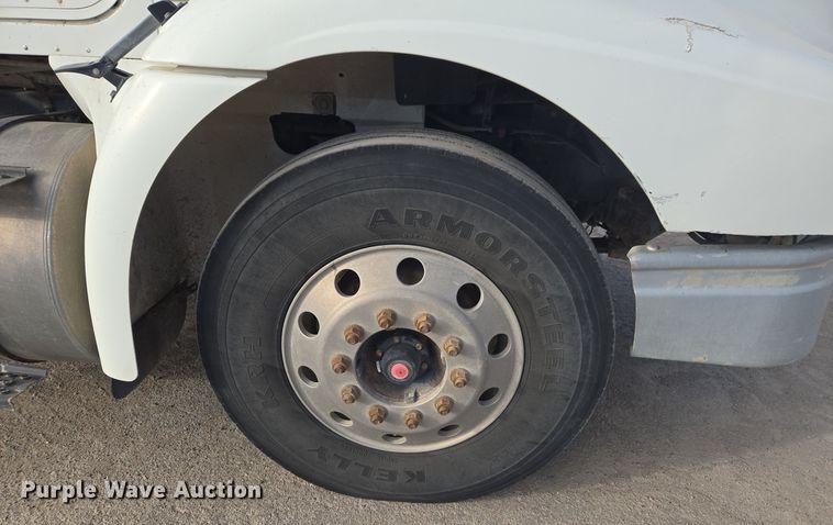 image for item DT7027 2001 International 9100i semi truck