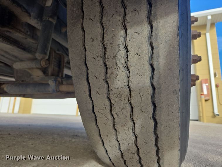 image for item DT7027 2001 International 9100i semi truck