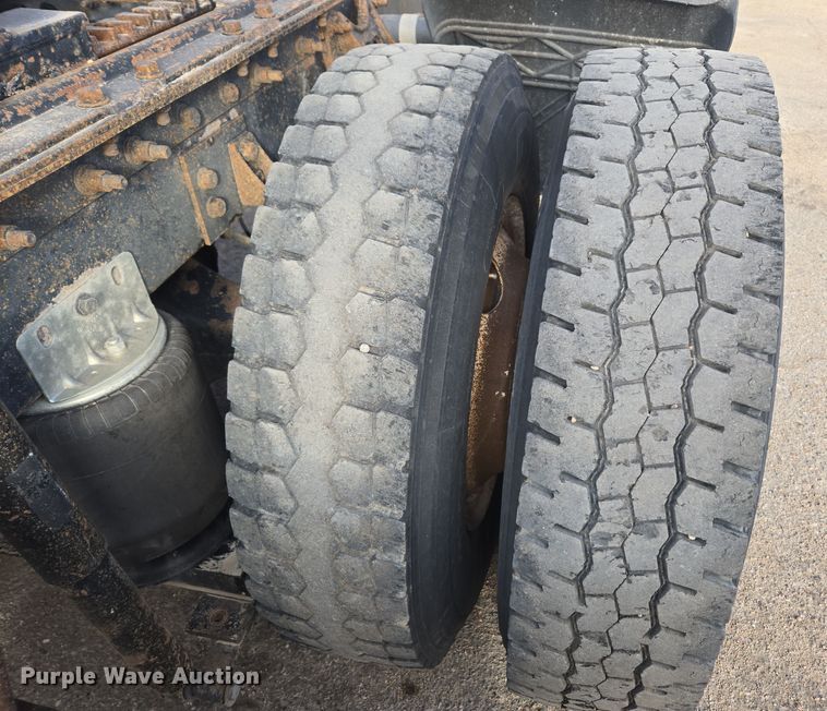 image for item DT7027 2001 International 9100i semi truck