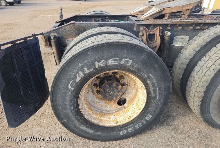 image for item DT7027 2001 International 9100i semi truck