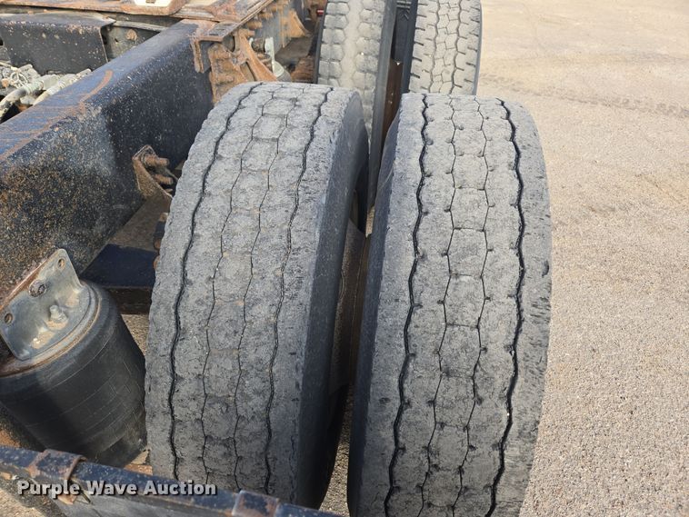 image for item DT7027 2001 International 9100i semi truck