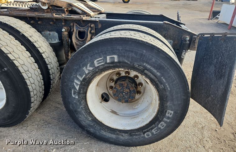 image for item DT7027 2001 International 9100i semi truck