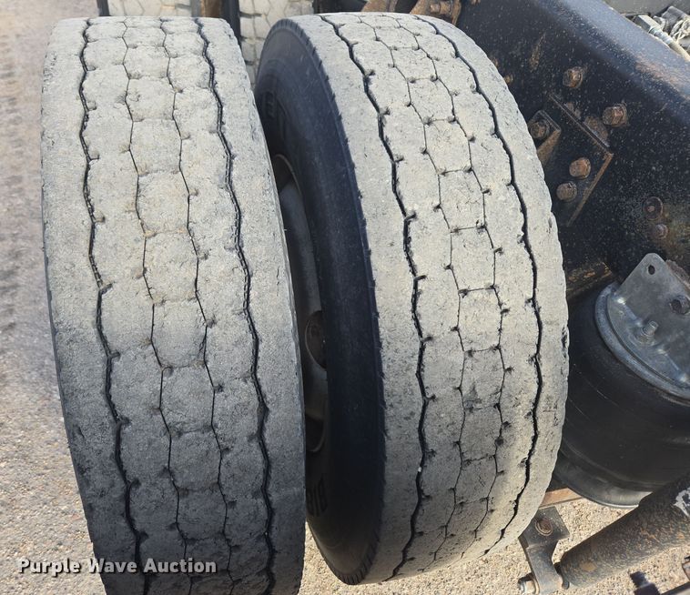 image for item DT7027 2001 International 9100i semi truck