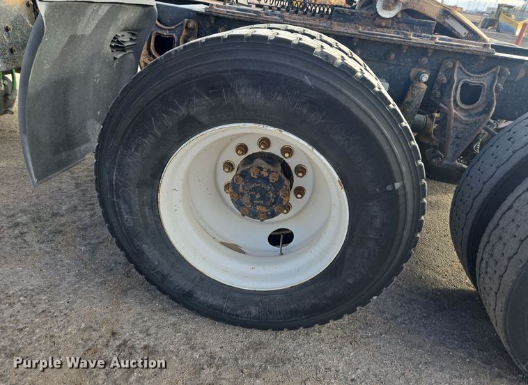 image for item DT7027 2001 International 9100i semi truck