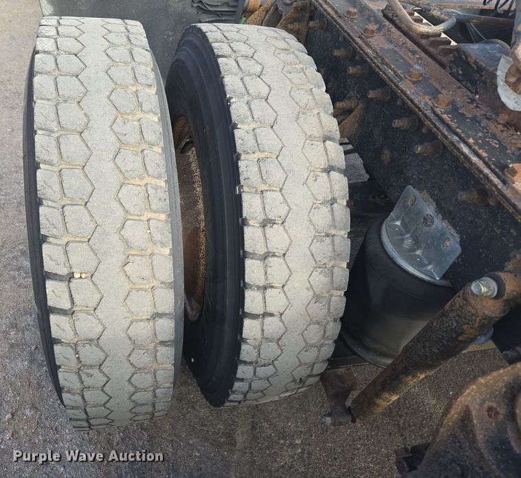 image for item DT7027 2001 International 9100i semi truck