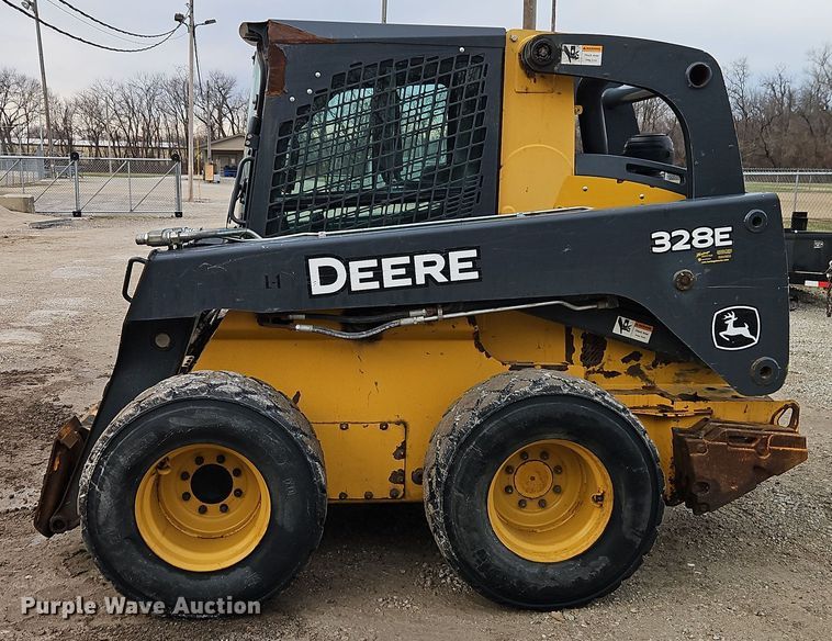 image for item DT7586 2014 John Deere 328E skid steer loader