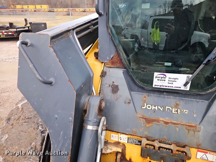 image for item DT7586 2014 John Deere 328E skid steer loader