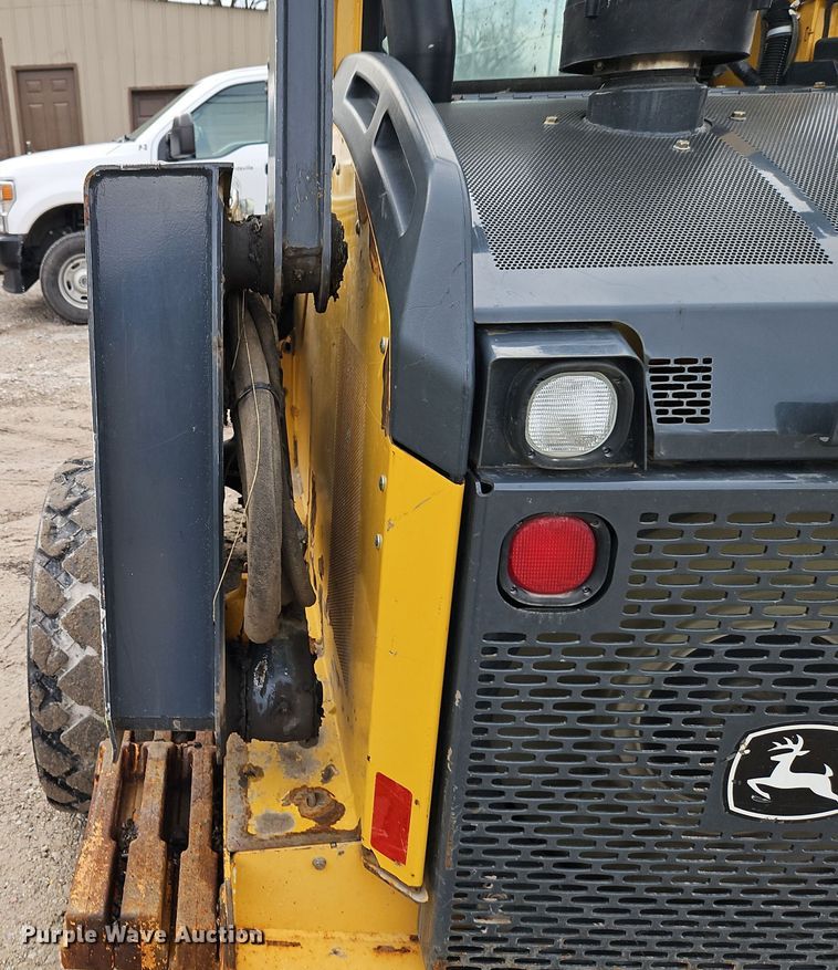 image for item DT7586 2014 John Deere 328E skid steer loader