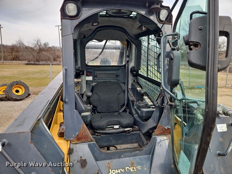 image for item DT7586 2014 John Deere 328E skid steer loader