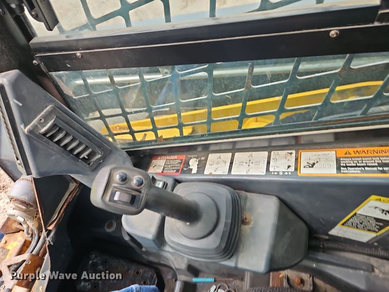 image for item DT7586 2014 John Deere 328E skid steer loader