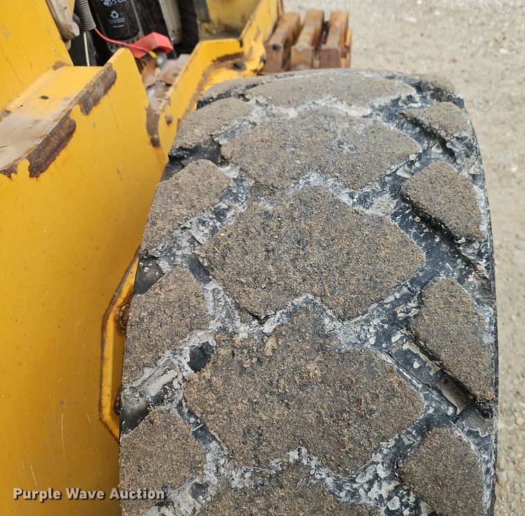 image for item DT7586 2014 John Deere 328E skid steer loader