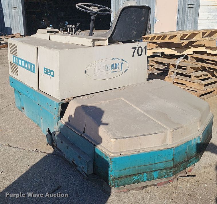 image for item DV0194 Tennant 520 floor scrubber