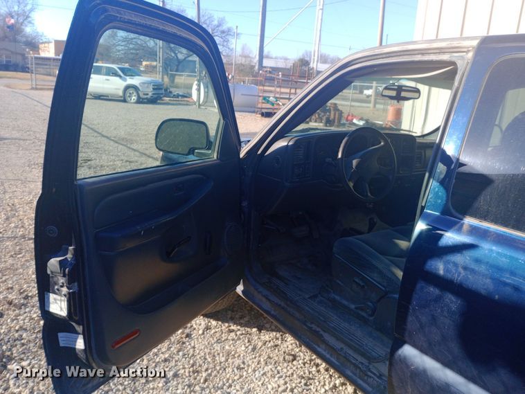 image for item DW0952 2006 GMC Sierra 1500 Ext. Cab pickup truck