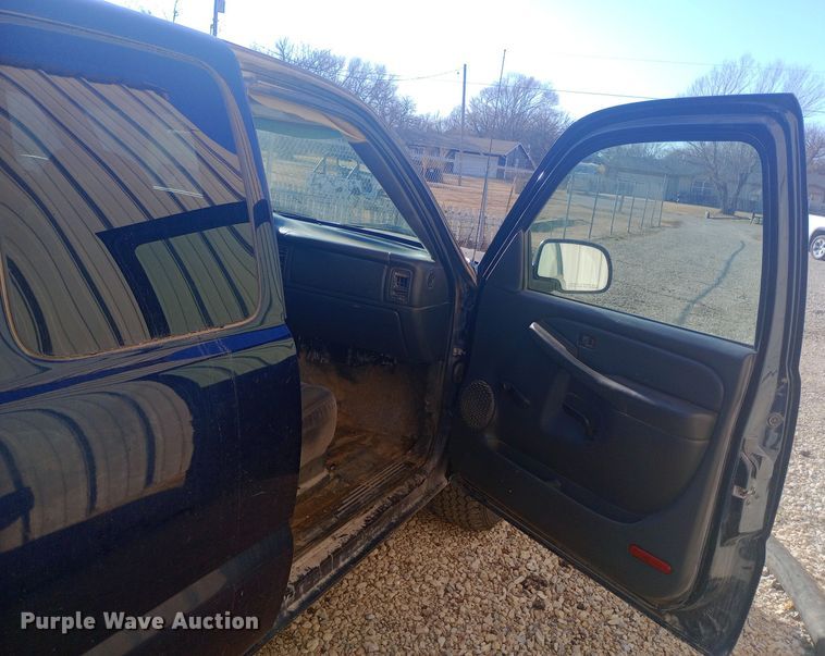 image for item DW0952 2006 GMC Sierra 1500 Ext. Cab pickup truck