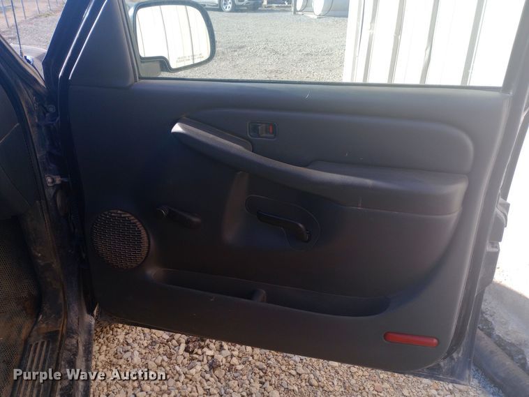 image for item DW0952 2006 GMC Sierra 1500 Ext. Cab pickup truck