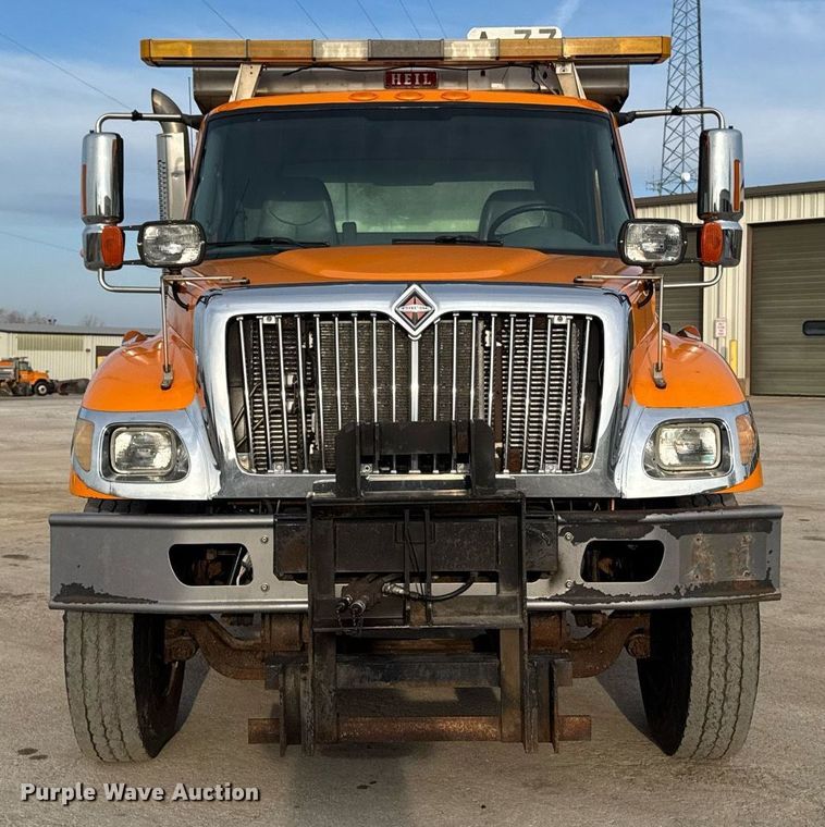 image for item DW2482 2005 International 7400 dump truck