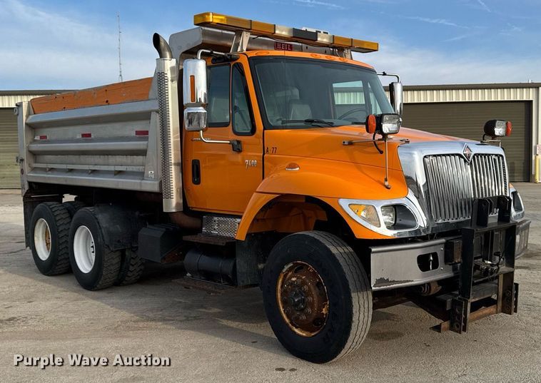 image for item DW2482 2005 International 7400 dump truck