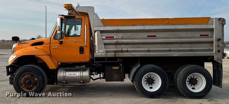 image for item DW2482 2005 International 7400 dump truck