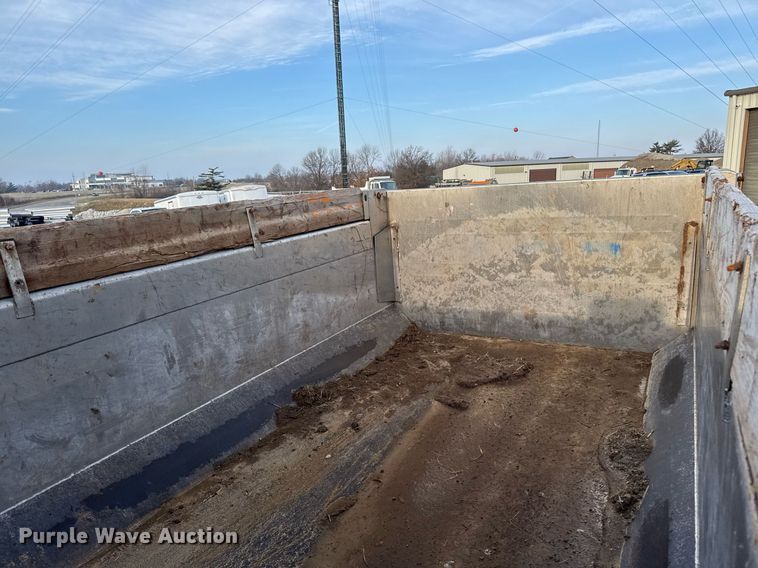 image for item DW2482 2005 International 7400 dump truck