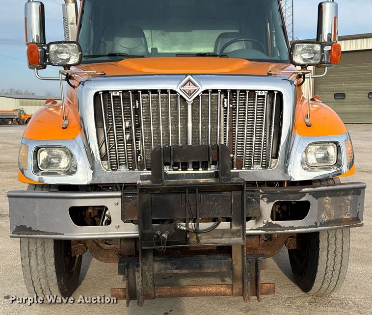 image for item DW2482 2005 International 7400 dump truck
