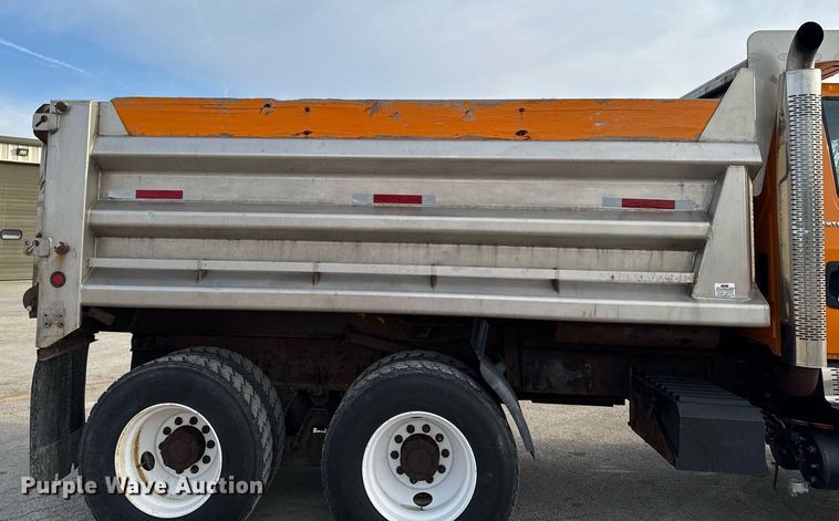 image for item DW2482 2005 International 7400 dump truck