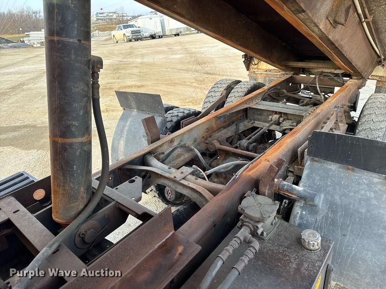 image for item DW2482 2005 International 7400 dump truck