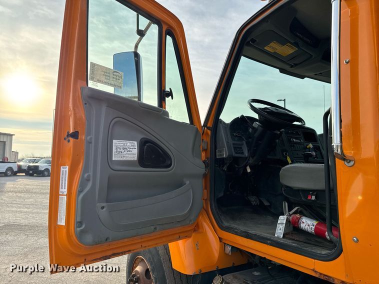 image for item DW2482 2005 International 7400 dump truck