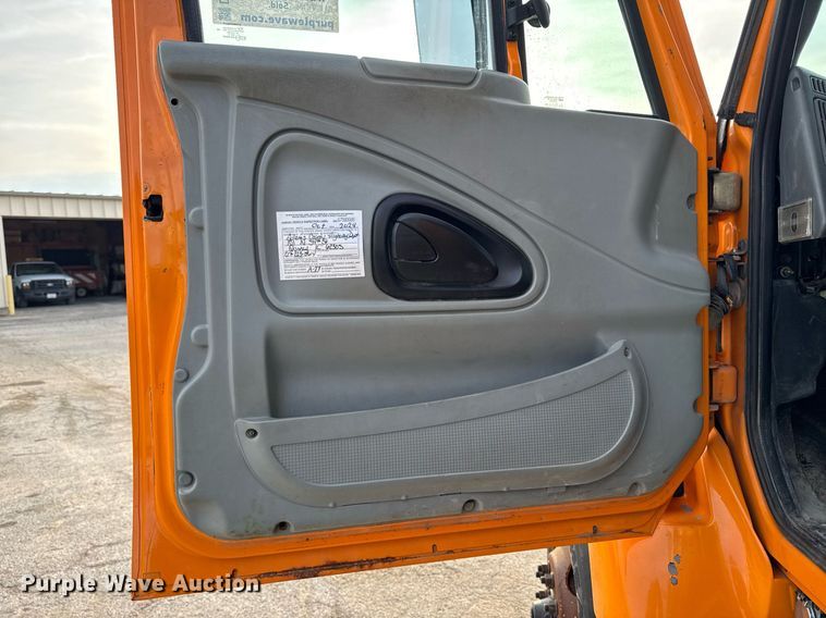 image for item DW2482 2005 International 7400 dump truck