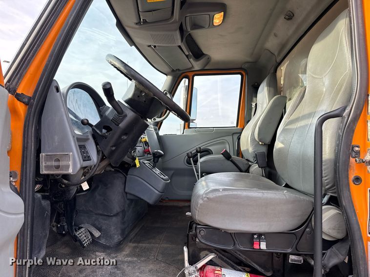 image for item DW2482 2005 International 7400 dump truck