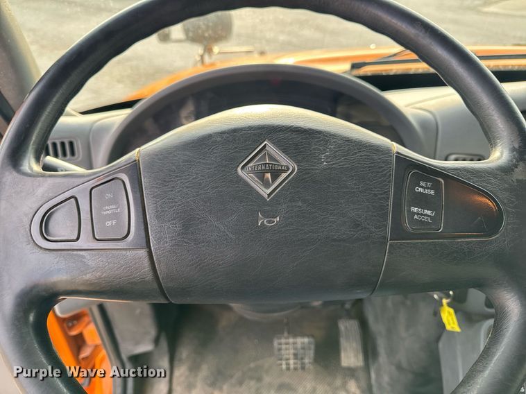 image for item DW2482 2005 International 7400 dump truck