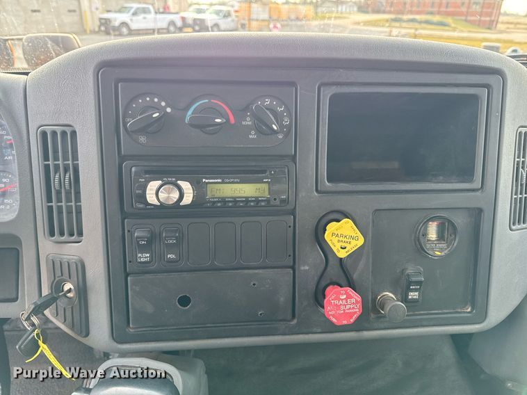 image for item DW2482 2005 International 7400 dump truck