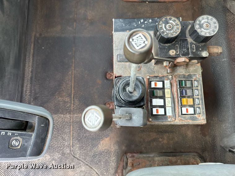 image for item DW2482 2005 International 7400 dump truck