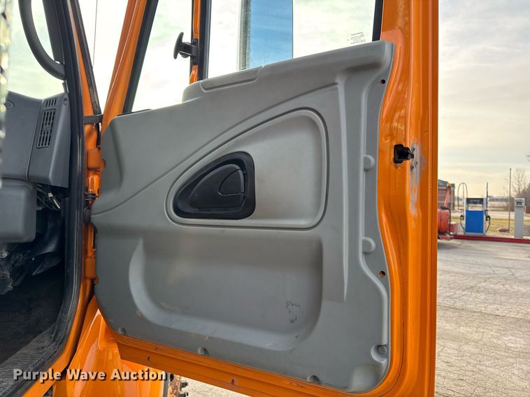 image for item DW2482 2005 International 7400 dump truck