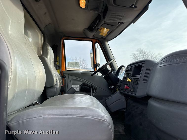 image for item DW2482 2005 International 7400 dump truck