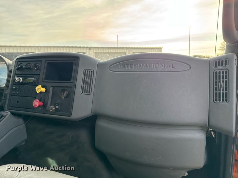 image for item DW2482 2005 International 7400 dump truck