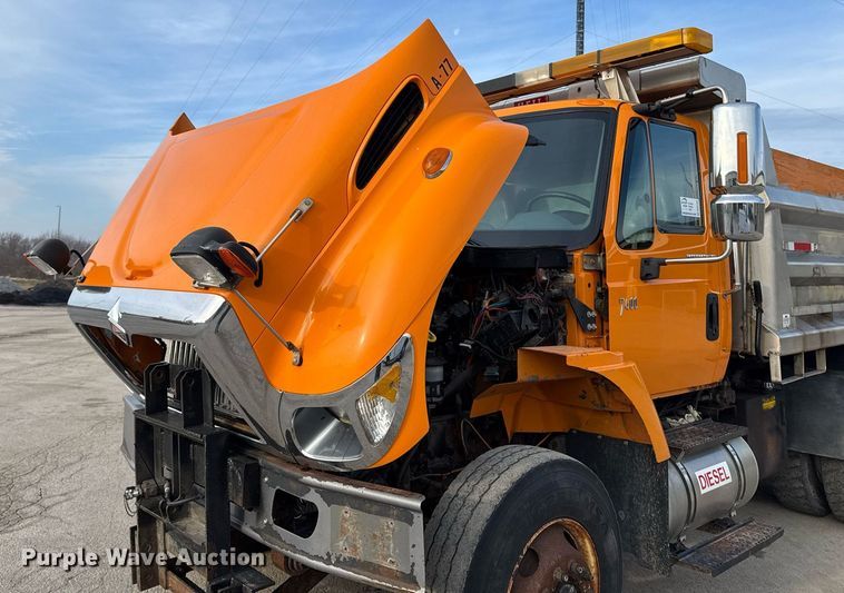 image for item DW2482 2005 International 7400 dump truck