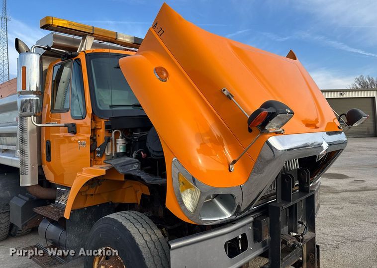 image for item DW2482 2005 International 7400 dump truck