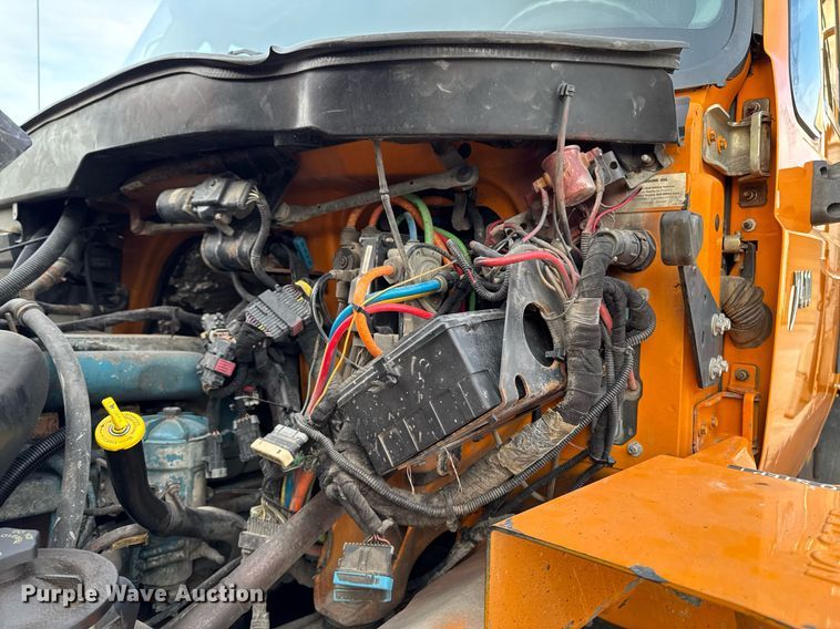 image for item DW2482 2005 International 7400 dump truck