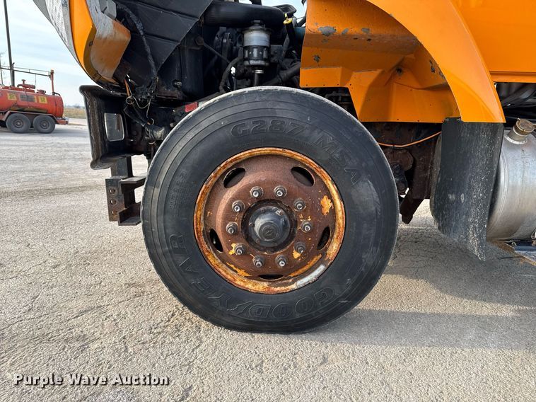 image for item DW2482 2005 International 7400 dump truck